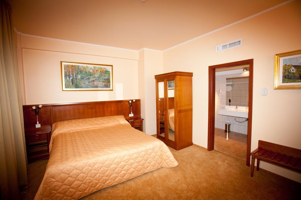 Hotel Maxim Oradea Exterior foto